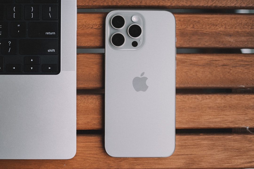 iPhone 与电脑连接进行爱思助手备份和数据恢复