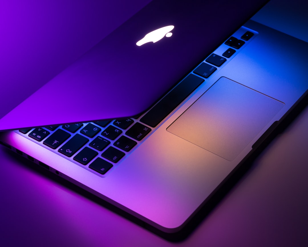 iPhone 与电脑配合安装和管理应用的示意图