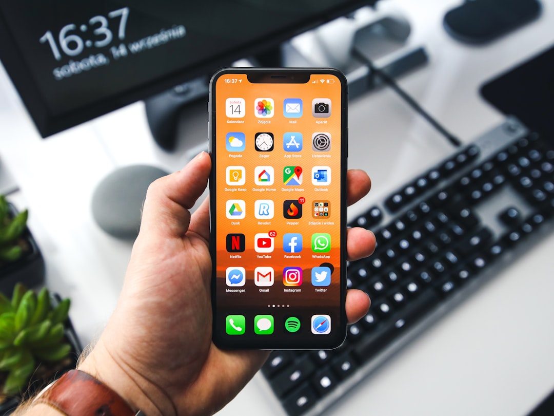 iPhone 与电脑配合管理和安装 WhatsApp 的示意图