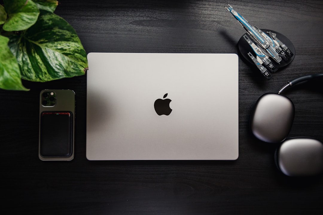 MacBook 与 iPhone 桌面设备，用于爱思助手 Mac 版打不开和启动失败排查